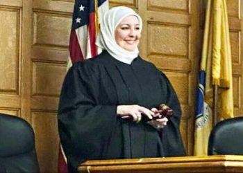 ABD’nin ilk başörtülü yargıcı, Kur’an’a el basıp görevine başladı