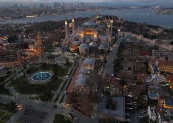 Ayasofya-i Kebir Cami-i Şerifi’nde avlusunda vatandaşlar ilk orucunu açtı