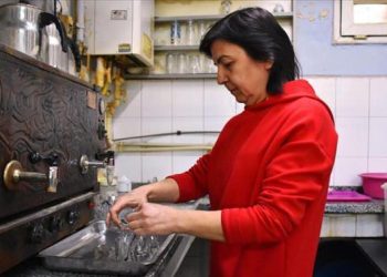 Felçli kocasının yerine kahvehane işleten kadın iki yıldır ocakçılık yapıyor