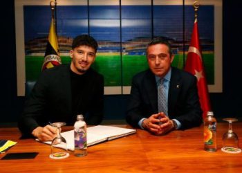 Fenerbahçe’de Altay Bayındır için imza töreni düzenlendi