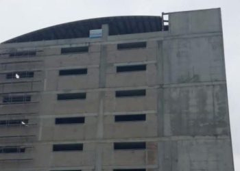 Molozların altında kalan inşaat işçisi hayatını kaybetti