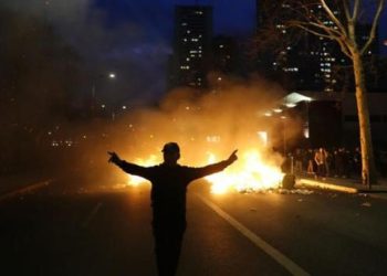 Paris’te protestolar sürüyor: Çok sayıda gözaltı var!
