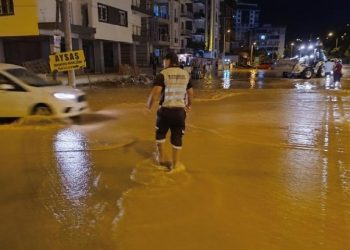 İzmir’de ana su borusu patladı: 2 mahalleyi su bastı, caddeler göle döndü