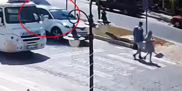 Kurallara uyup yaya geçidindeki yolculara yol verdi, 3 araç zincirleme kaza yaptı